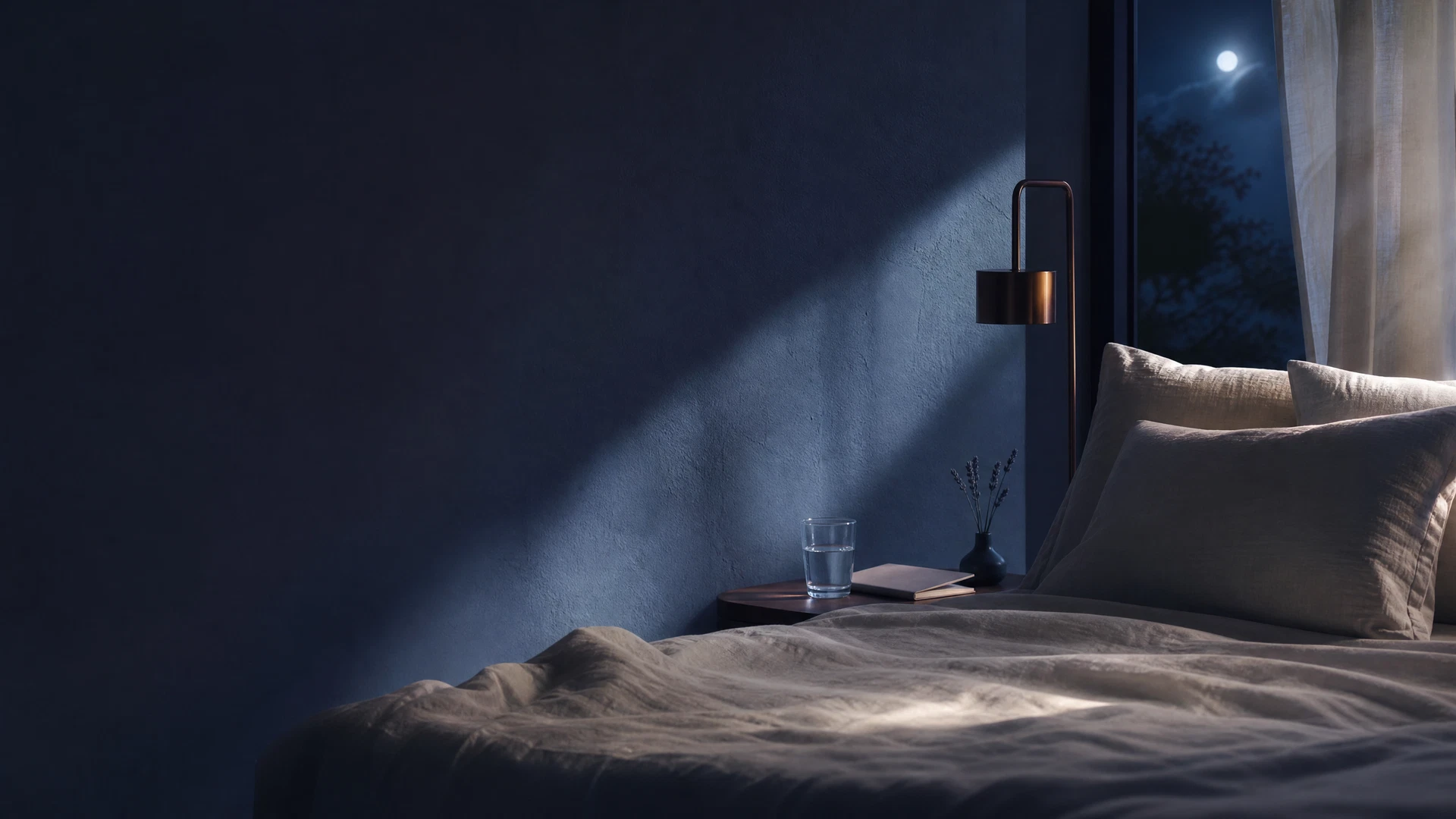 Dormitorio sereno iluminado por la luna